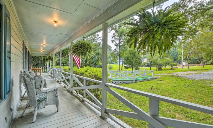 Acworth House | Relaxing Retreat - Steps from Downtown Acworth!