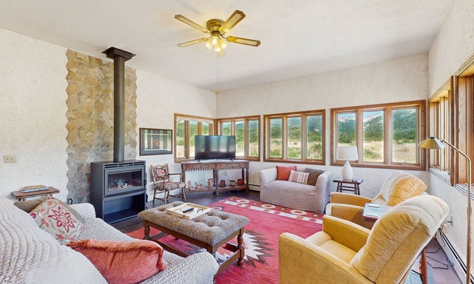 Durango House | Tranquil Retreat with Mountain Views, Pool Table & WiFi