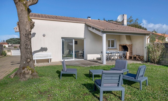 Le Cormier House | Tranquil Retreat 400m from the Beach with Ocean Views