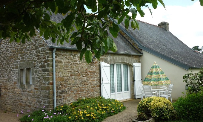 Quemeneven House | Tranquil Retreat Near Crozon and Douarnenez Sea, 10/10 Rating