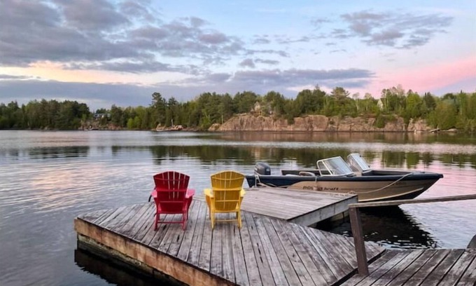 McKellar Cottage | Tranquil Lakefront Escape Ideal for Families near Parry Sound