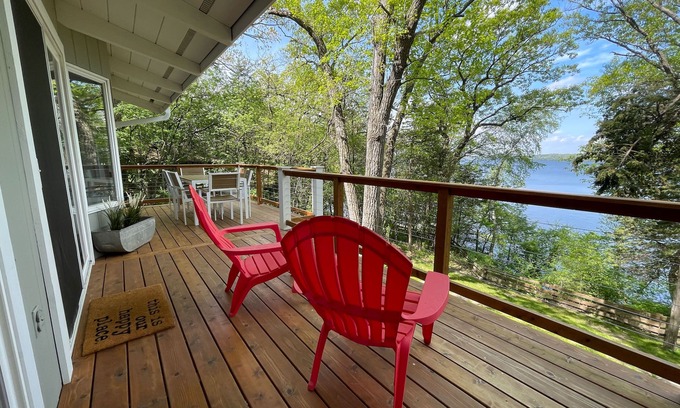 Markesan House | Serene Lakefront Retreat on Green Lake with Incredible Sunsets