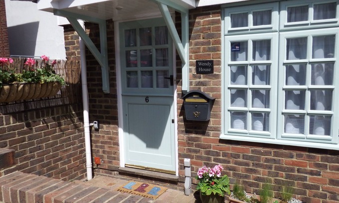 Eastbourne City Centre House | Serene Retreat in Eastbourne with Oceanfront Amenities