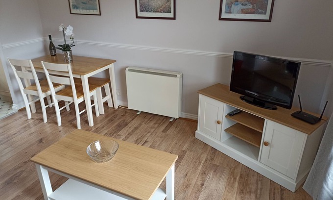 Wickford Apartment | Tranquil Retreat with Parking, Steps from the Station