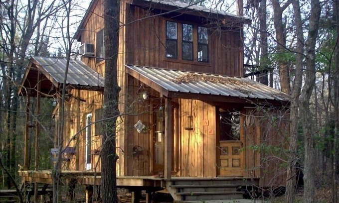 Chandler Cottage | Pet-Friendly Lofted Cabin Near Edom's Art Community