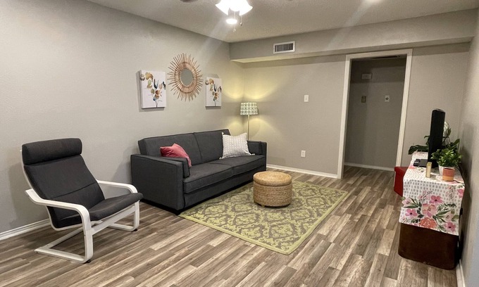 Northeast Dallas Condo | Tranquil M Streets Condo with King Bed Near Santa Fe Trail