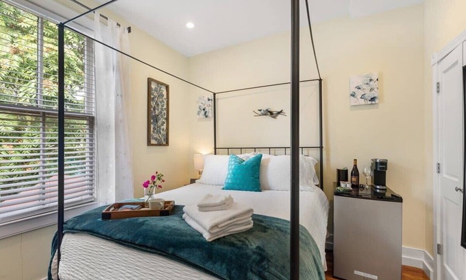 Cannonborough Elliotborough House | Relaxing MINI Suite with Heated Pool & Family Amenities