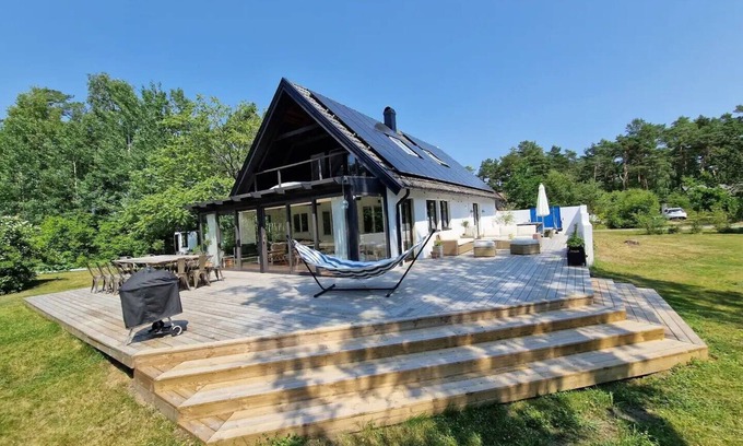 Borrby Cottage | Quiet, modern and beachfront accommodation for larger groups. Pets allowed.