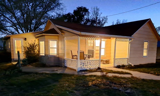 Springview House | Quiet Neighborhood, 40 min to Smith Falls State Park (Dog Friendly!)