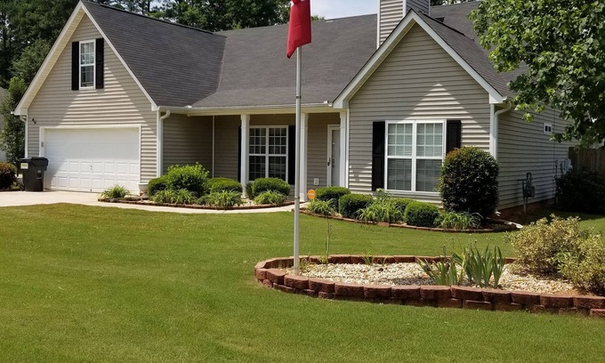 Senoia House | Peaceful Stay with Breakfast and Easy Downtown Access