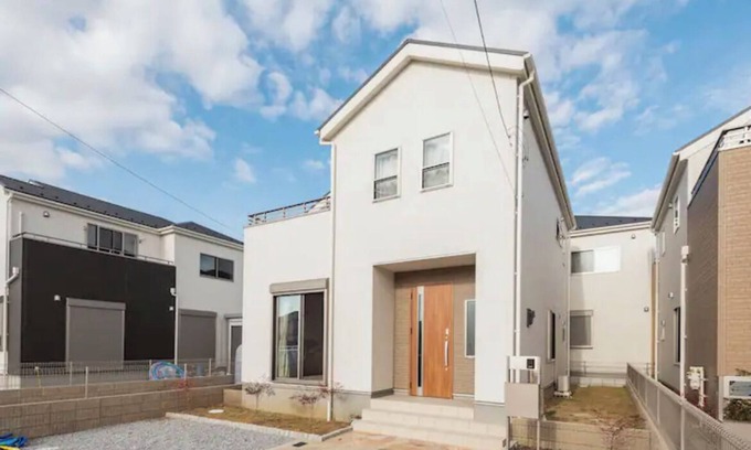 Abiko House | Peaceful New Home with Free Parking & Breakfast Included