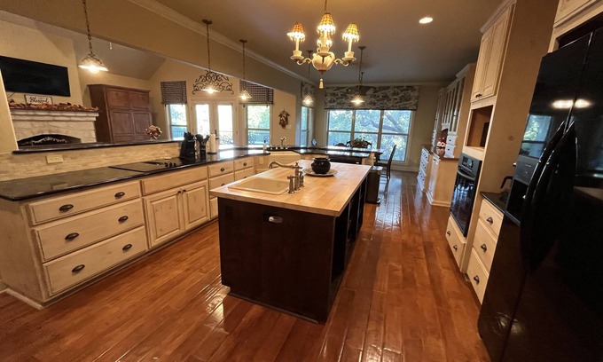 Boerne House | Tranquil Oaks Hill Country Retreat with Hot Tub & Kitchen