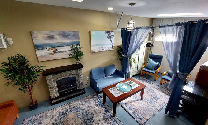 Mid City Apartment | Tranquil Retreat in Los Angeles with Spa & Ocean Views