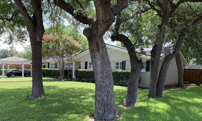 Mountainview House | Quiet peaceful 2600sf remodeled 3/2 with 3 living areas, trees and huge porch.