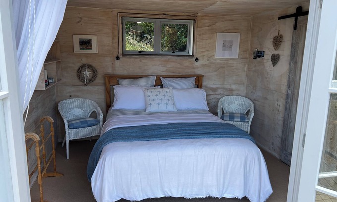 Puketapu Cabin | Quiet, private Cosy Cabin with en-suite. Access to bike paths, river and pub.