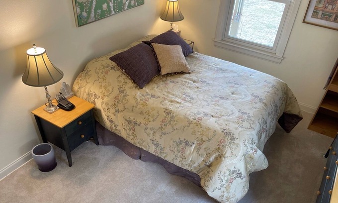 Cedar Falls Bed & Breakfast | Quiet Private Room - Long Term Renters Welcome -
