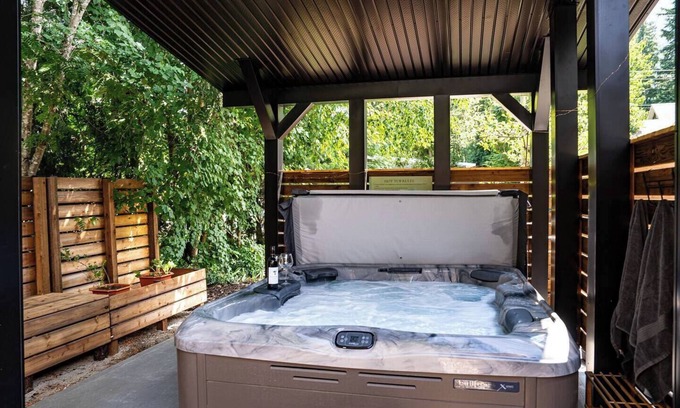 Revelstoke Bed & Breakfast | Tranquil Getaway in Peaceful Arrow Heights with Spa Access
