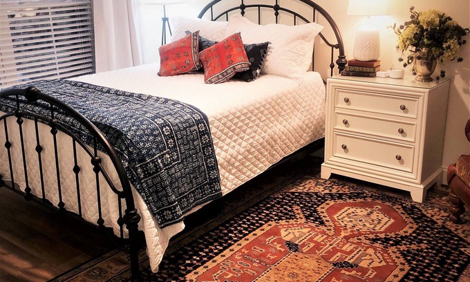 Turners House | Serene Queen Bedroom Suite with Private Bath & Breakfast
