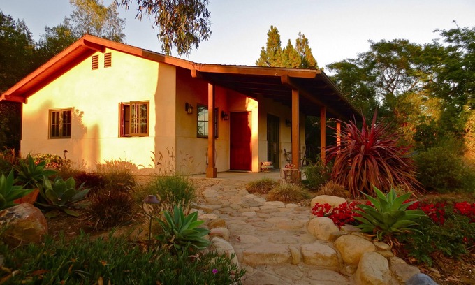 Hedgerow Cottage | Romantic Oceanfront Retreat in Beautiful Montecito