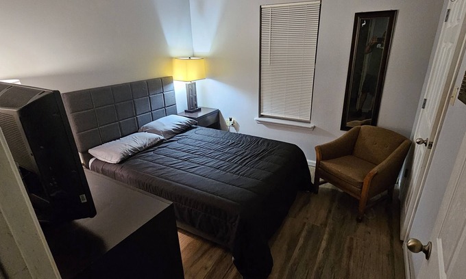 DeRidder House | Cozy Room for the Traveling Professional with Kitchen Access