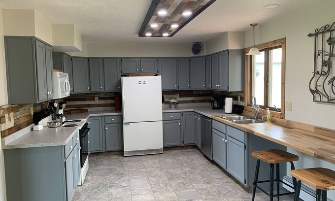 Sparta House | Serene Rural Retreat: 3 BR Home with Hot Tub & Breakfast