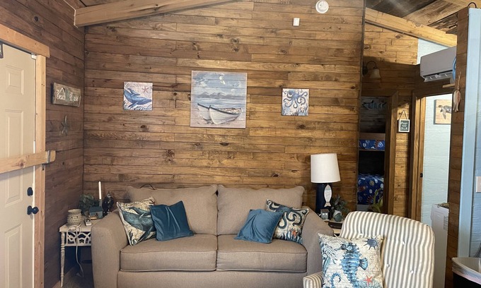Holladay House | Serene Family Cabin by the River – Pet Friendly Retreat