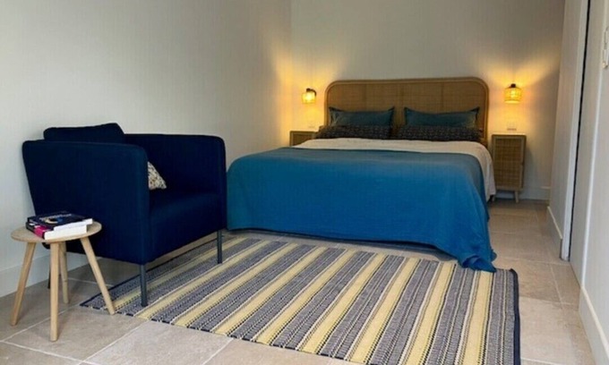 Charbonnieres-les-Bains Apartment | Quiet studio in a green setting