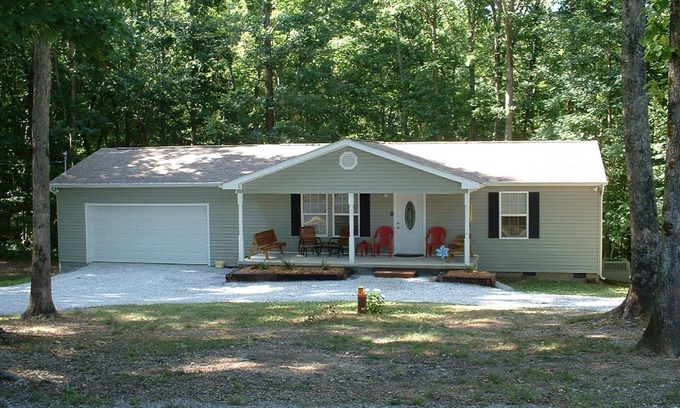 Loudon Cottage | Tranquil Cottage Surrounded by Majestic Oak Trees