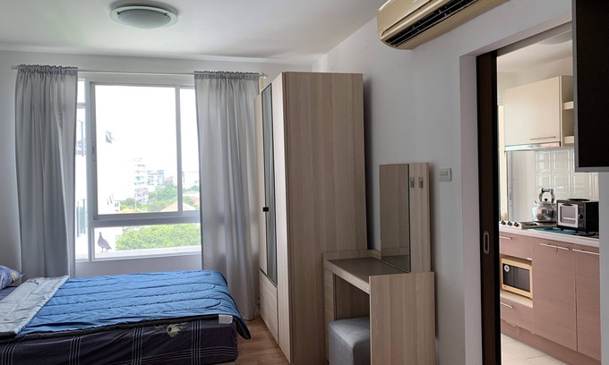 Ratchadaphisek Condo | Tranquil Urban Retreat with Pool and Kitchen for Two