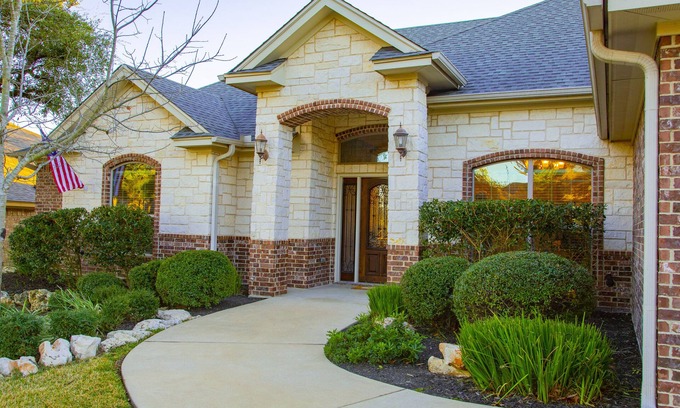 Belton House | Relaxing Modern Escape with Pool & Lake View - Belton Oaks