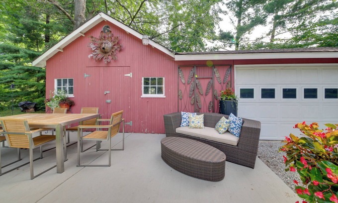 St. Charles Cottage | Peaceful St Charles Cottage with Patio and Spa Amenities