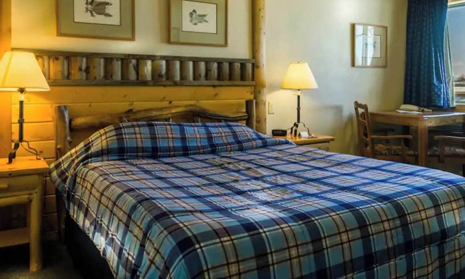 Rice Lake Cabin | Discover Room 8 - Decoy Room at Curriers Lakeview Lodge