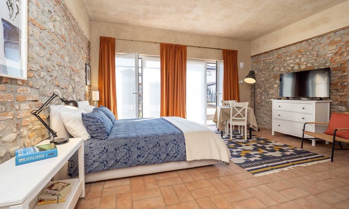Cressa Apartment | Tranquil Studio Apartment with Garden in Picturesque Farmhouse