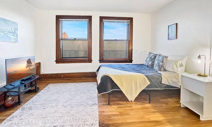 Downtown Des Moines Apartment | Pet-Friendly Studio in the Heart of Downtown with 10/10 Rating