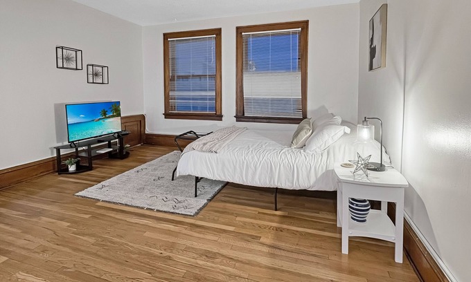 Downtown Des Moines Apartment | Ideal Studio on Grand - Pet-Friendly in Downtown Bliss!