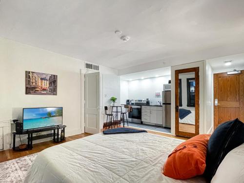 Downtown Des Moines Apartment | Cozy Studio Retreat in Downtown DSM - Pet Friendly Escape