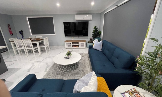 Singleton Heights House | Family-Friendly Suburban Home Near Shops - 10/10 Rating!