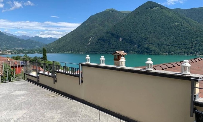 Cima House | Serene Apartment with Panoramic Terrace and Lake View