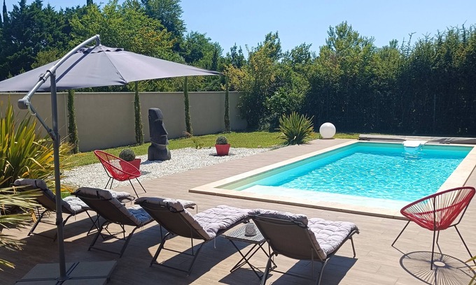 Althen-des-Paluds Villa | Serene Villa with Private Pool and Expansive Garden Retreat