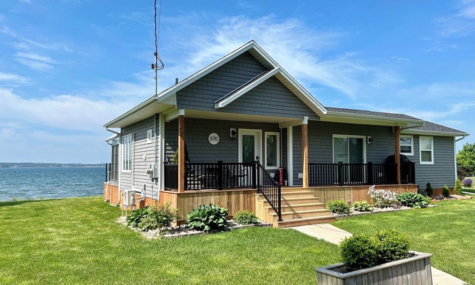 Cornwall Cottage | Idyllic Waterfront Cottage Near Charlottetown with Pool