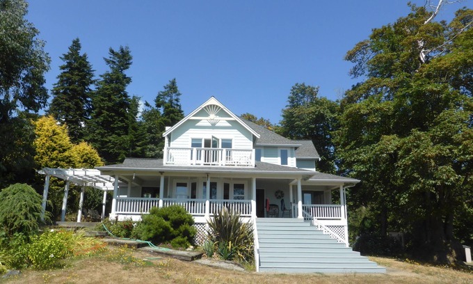 Indianola House | Serene Waterfront Retreat in Indianola, Seattle with Ocean View