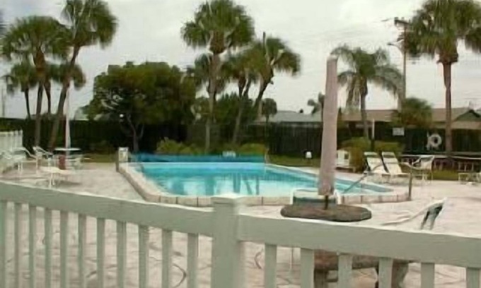Apollo Beach Condo | Tranquil Waterfront Condo with Pool & New Appliances