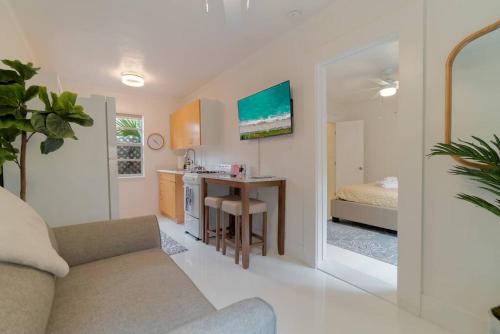Southside Apartment | Serene West Palm Beach Cottage Steps from the Ocean