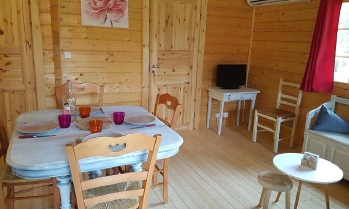 Saint-Savin House | Cozy Lakeview Chalet: Guest Rated 9.8, Family-Friendly Retreat