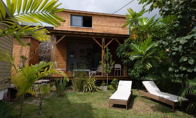 Les Avirons House | Tranquil Wooden House with Ocean and Garden Views