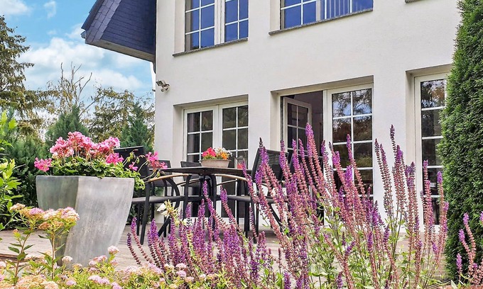 Oberhavel House | Quietly located, yet only a few minutes away from the vibrant life of Berlin, this very stylish, mod