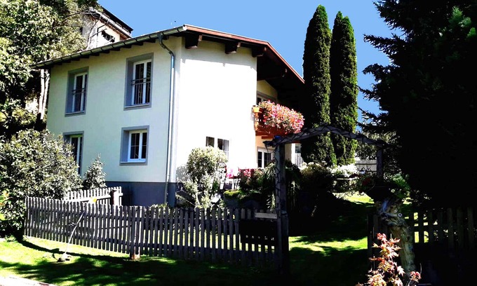 Tobadill Apartment | Serene Apartment Retreat with Garden and Pool Access
