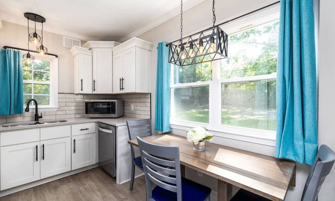 High Point House | Guest Rated 10/10: Stylish 2 Bedroom House with Kitchen