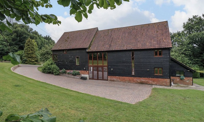 Woodbridge House | Quill Farm Barn: Pet-Friendly Retreat with Beautiful Garden