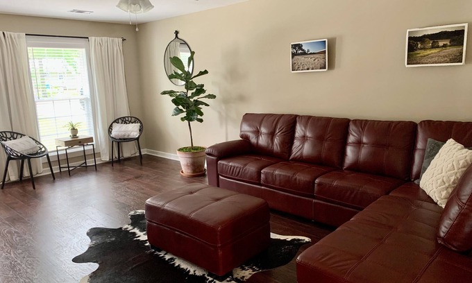 Perry House | Quincy Ranch: Pet-Friendly 3-Bedroom Retreat with Breakfast